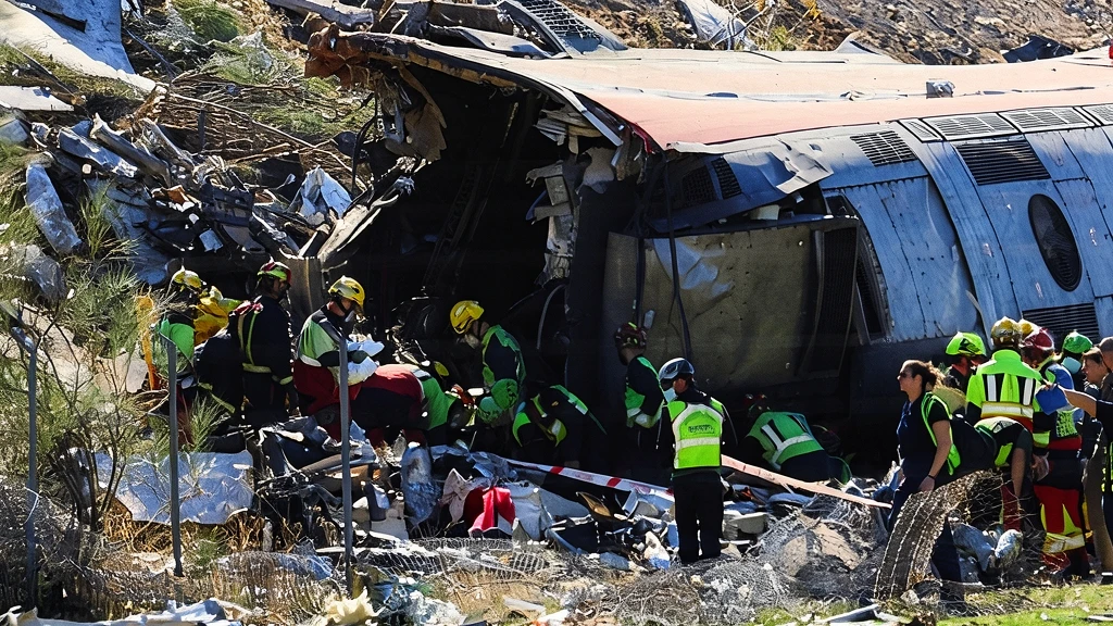 Equipos de emergencia trabajando en las labores de rescate junto a los restos de un tren de alta velocidad accidentado en Urda, Toledo.