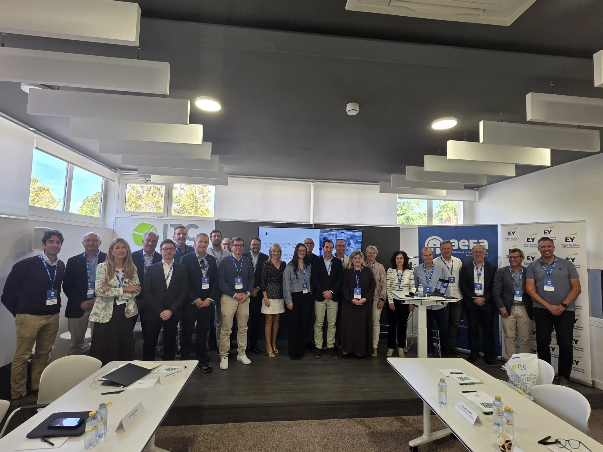 Fotografía grupal de los 25 altos directivos participantes en la jornada inaugural de AEFA Growth en Ibi, junto a representantes de AEFA y EY.