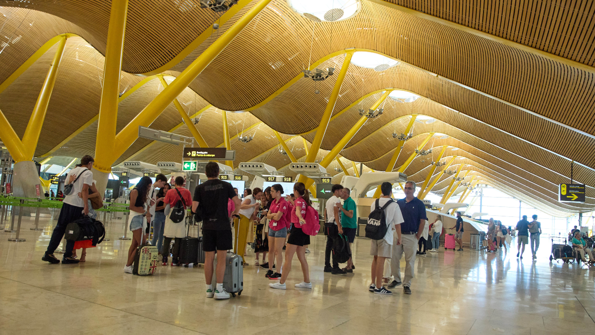 Pasajeros en la terminal del aeropuerto Adolfo Suárez Madrid-Barajas durante un periodo de alta movilidad.