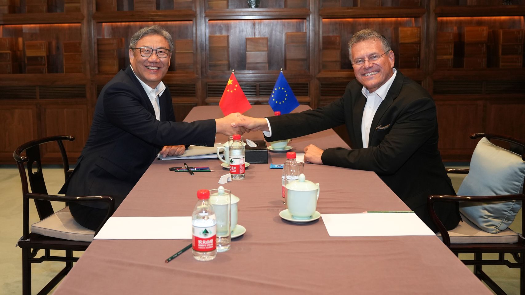 Maros Sefcovic y Wang Wentao estrechando la mano tras alcanzar un principio de acuerdo sobre exportaciones de vehículos.