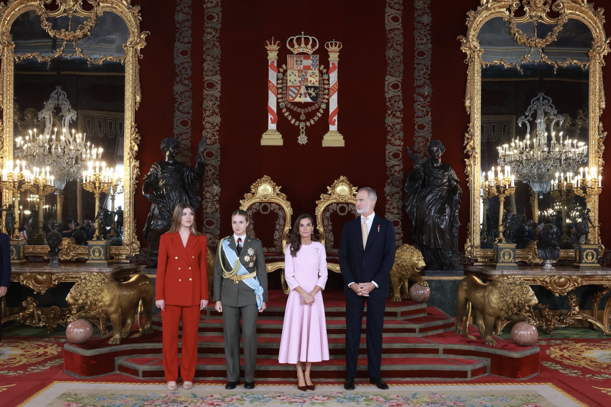 Los Reyes de España, Felipe VI y Letizia, junto a la princesa Leonor con uniforme militar y la infanta Sofía, posan en el Palacio Real durante la recepción del 12 de octubre.