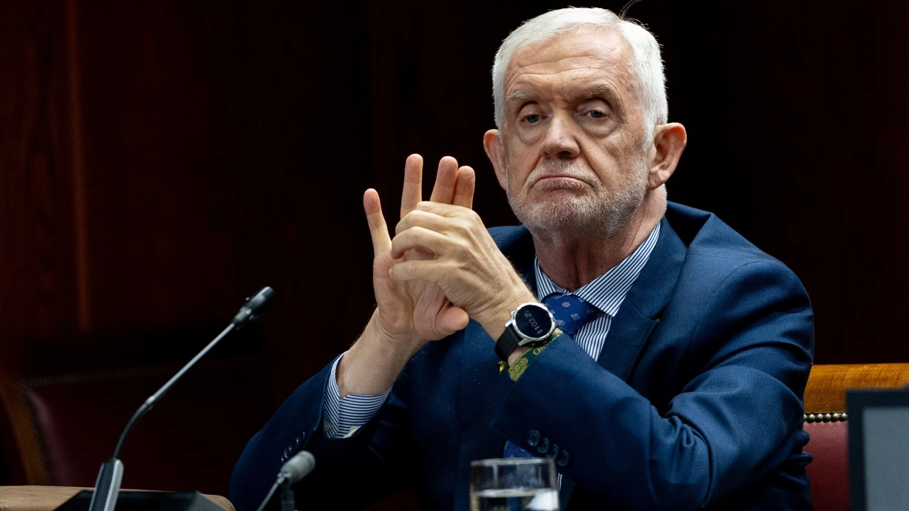Fotografía de Manuel Llamas, director adjunto operativo de la Guardia Civil, gesticulando con las manos entrelazadas durante una comparecencia institucional.