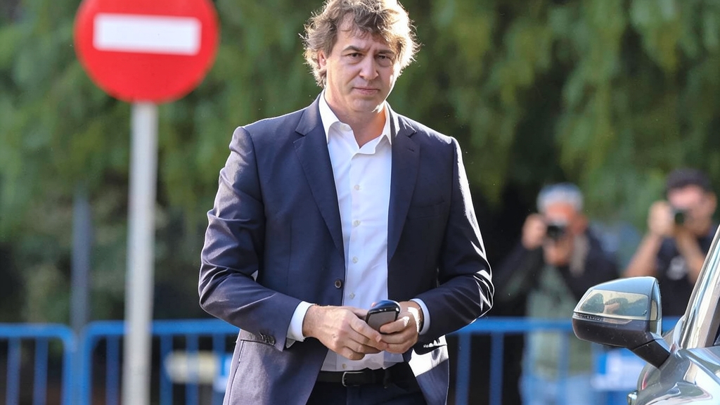Fotografía editorial de Francisco Javier Montero Juanes, fiscal superior de Extremadura, vestido con traje azul marino y camisa blanca al aire libre.