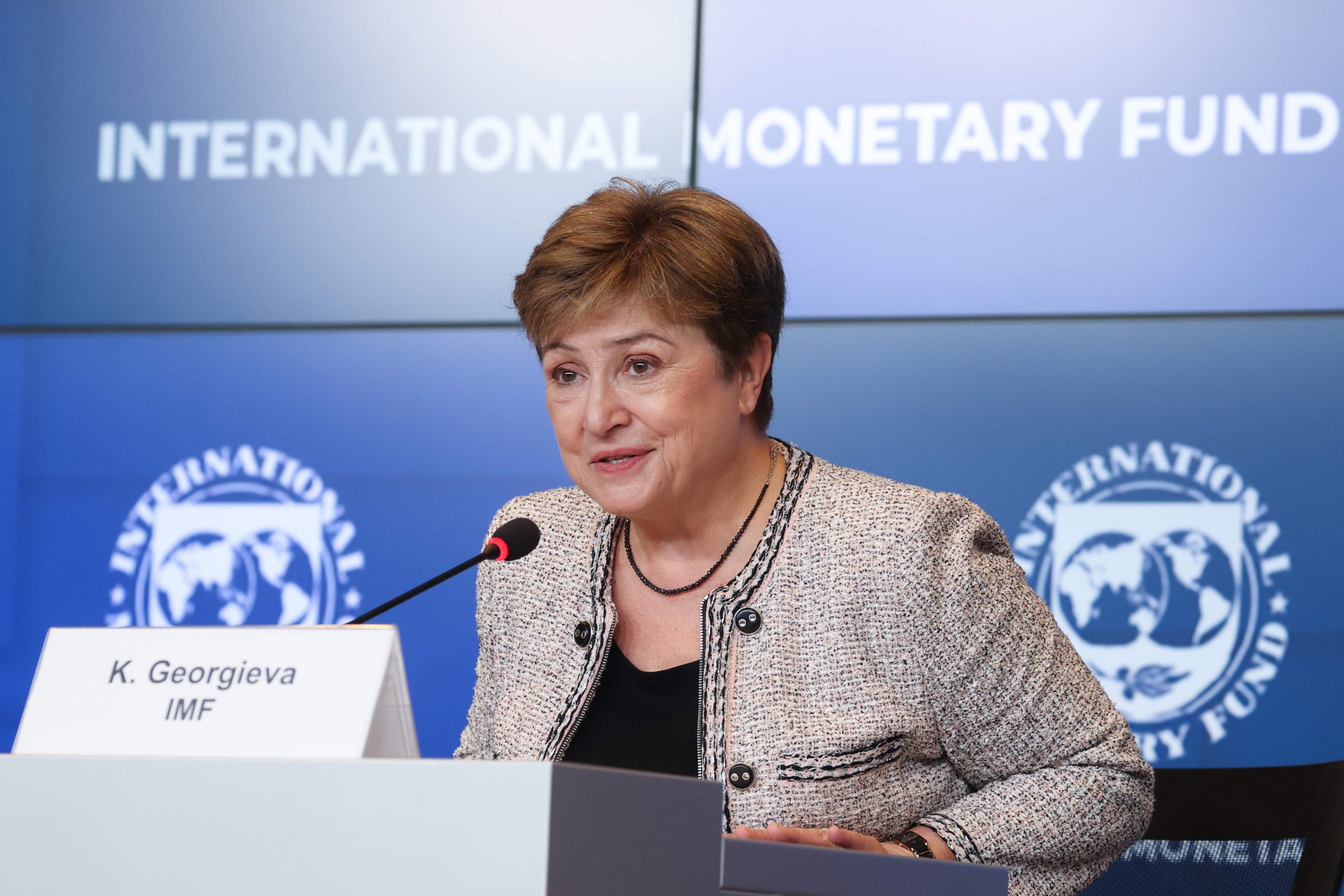 Kristalina Georgieva, directora gerente del FMI, hablando en una conferencia de prensa con carteles del Fondo Monetario Internacional.