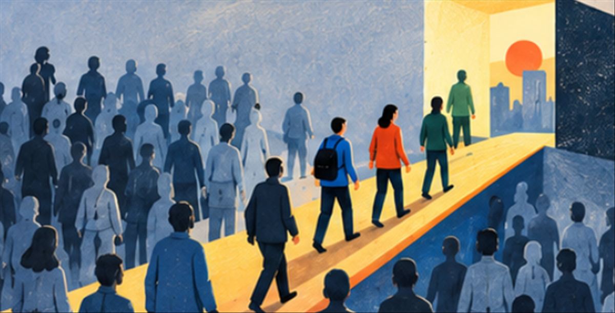 Ilustración conceptual de una multitud de personas caminando por un camino amarillo hacia una puerta luminosa y abierta que muestra un paisaje urbano con un sol brillante, representando la movilidad laboral y la transición profesional.