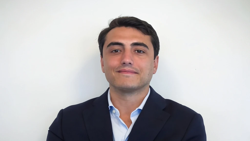 Retrato de Pablo Fernández Cabrero, director corporativo de Jove Group, sonriendo levemente ante un fondo blanco con chaqueta azul marino y camisa clara.