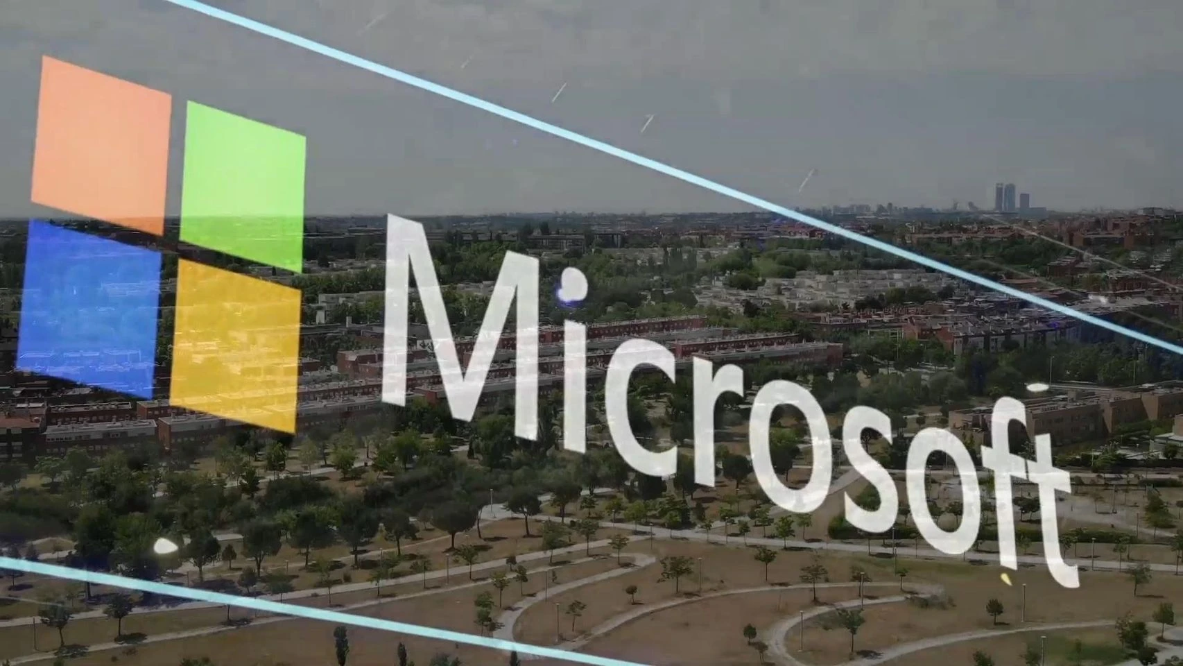 Fotografía aérea de una ciudad con el logotipo de Microsoft y el texto superpuestos digitalmente.