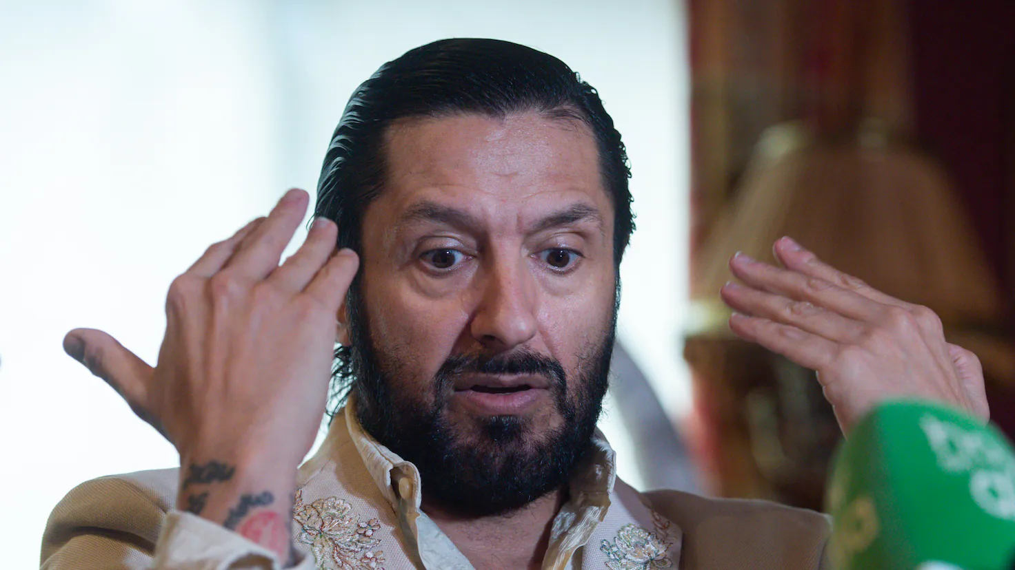Fotografía de primer plano del bailaor Rafael Amargo hablando y gesticulando con ambas manos durante unas declaraciones en Madrid.