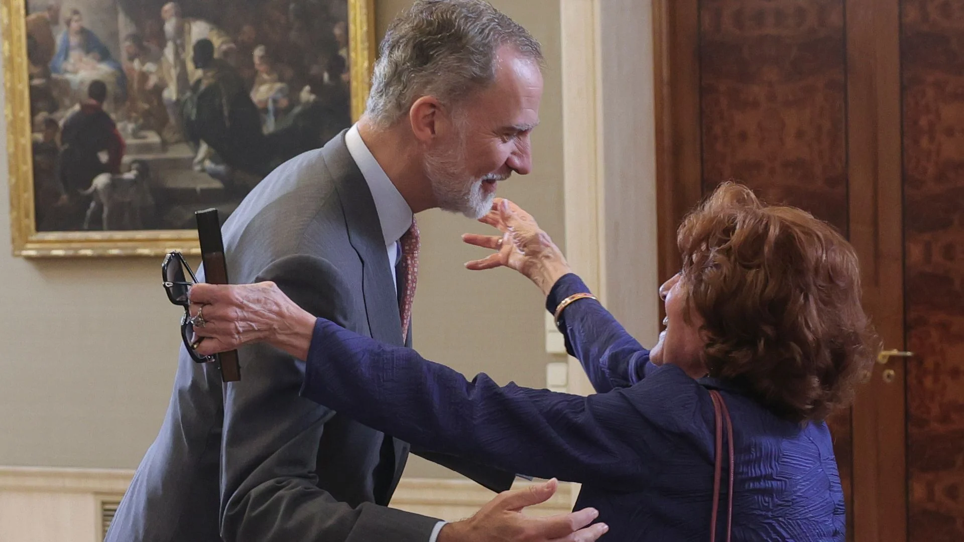 El rey Felipe VI y Carmen Iglesias se funden en un emotivo abrazo durante un acto institucional.