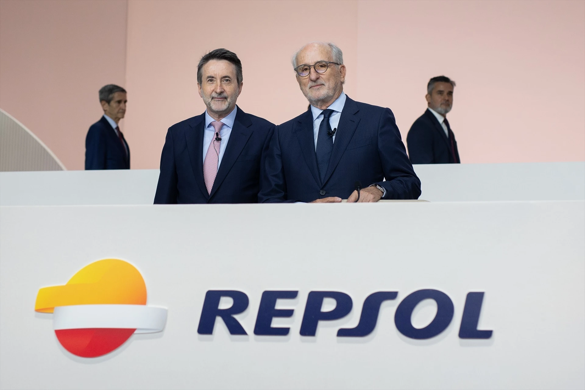 Dos directivos de Repsol, Josu Jon Imaz y Antonio Brufau, compareciendo ante un atril con el logotipo de la compañía.