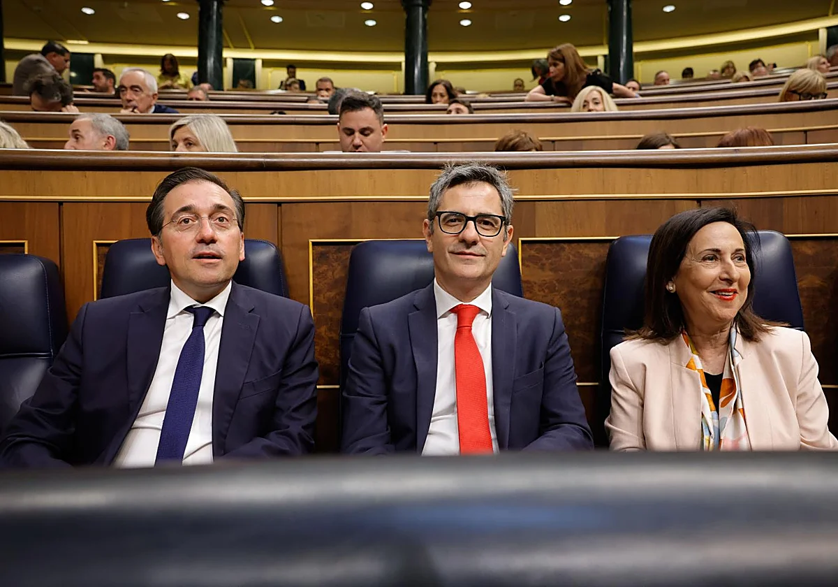 Fotografía editorial que muestra a tres ministros del Gobierno español sentados en el Congreso de los Diputados, destacando Félix Bolaños en el centro y José Manuel Albares a la izquierda.