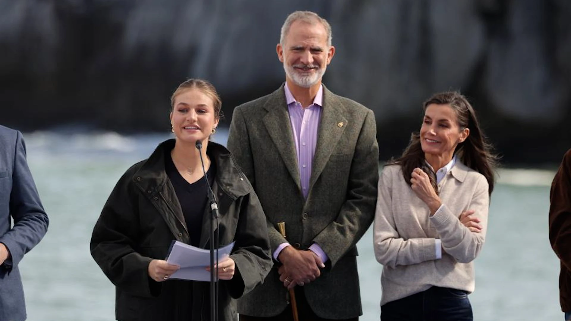 La Princesa Leonor hablando en un atril junto a los Reyes de España, Don Felipe y Doña Letizia, en un acto oficial al aire libre.